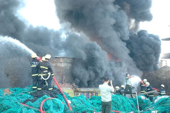 >> 文章内容 >> 油库火灾和爆炸事故的预防  黄岛油库大火是由于雷击