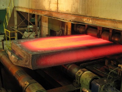 钢厂情报中心  据了解,该连铸机可以生产的板坯厚度为300毫米-420毫米